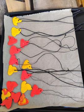 Goreče plamenčke, ki so jih izdelali otroci,so v dar dobili vabljeni gostje